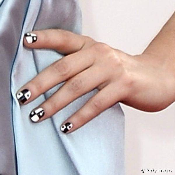 Zooey Deschanel compareceu ao Emmy Awards 2013 com nail art geométrica preto e branco, que contrastava com seu vestido azul claro